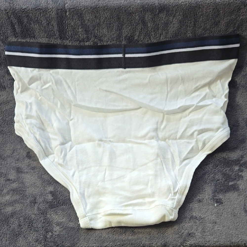 Classic White Briefs with Textured Fabric and Contrasting Waistband - Picture 3 of 3